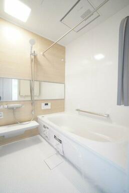 一坪浴槽で快適な入浴を♪浴室乾燥も付いています！※類似物件の参考画像です。