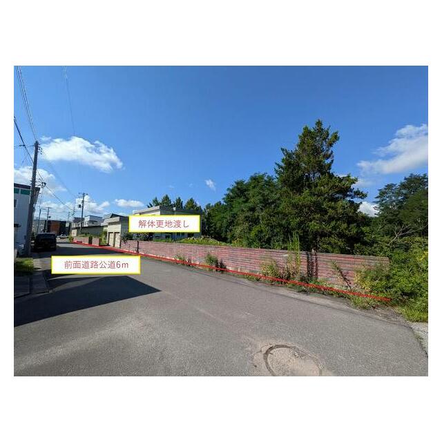 北東より撮影。202坪でゆったりと過ごしたい方に。解体更地渡しで、建築条件はございません。