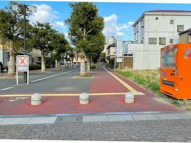 北西側道路は歩行者自転車専用道路のため自動車の乗り入れはできません