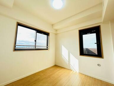 「中央洋室」約5.3帖のお部屋です。