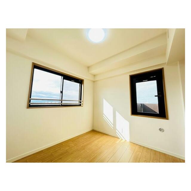 「中央洋室」約5.3帖のお部屋です。