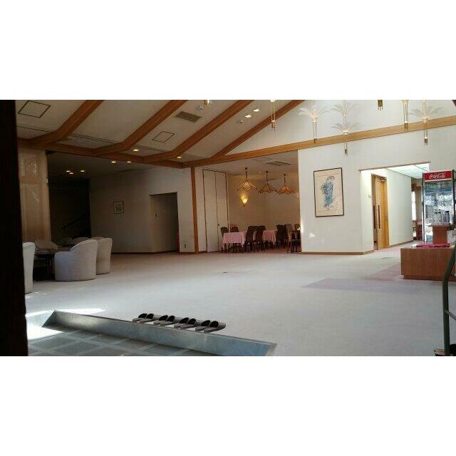 入口から広々としたエントランスが迎えてくれます