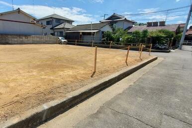 下水道は未接続ですが、南側からも西側からも引込可能。宅内までは水道企業団が施工します。