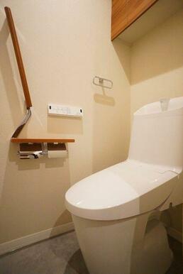 ■トイレ■温水洗浄便座、トイレの上には収納もございます。