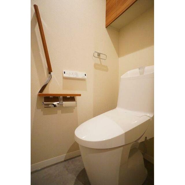 ■トイレ■温水洗浄便座、トイレの上には収納もございます。