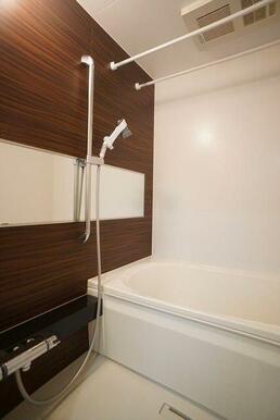 ■浴室■　浴室暖房乾燥機、サーモスタッド水栓、追い炊き機能など人気の設備のある浴室となっております。