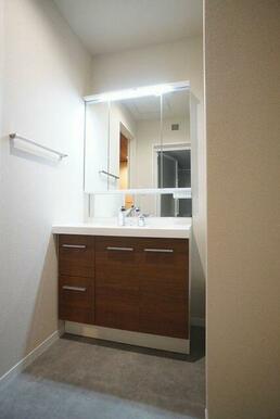 ■洗面台■　高級感と清潔感のある３面鏡シャンプードレッサーです。