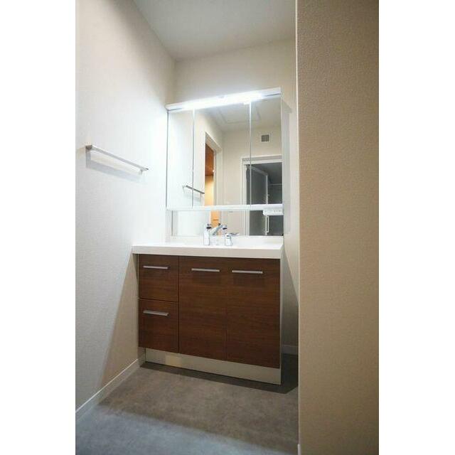 ■洗面台■　高級感と清潔感のある３面鏡シャンプードレッサーです。