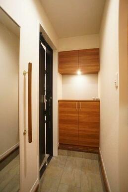 ■玄関■　上下セパレートタイプのシューズボックスがございます。中央は飾り棚としてもご利用いただけま…