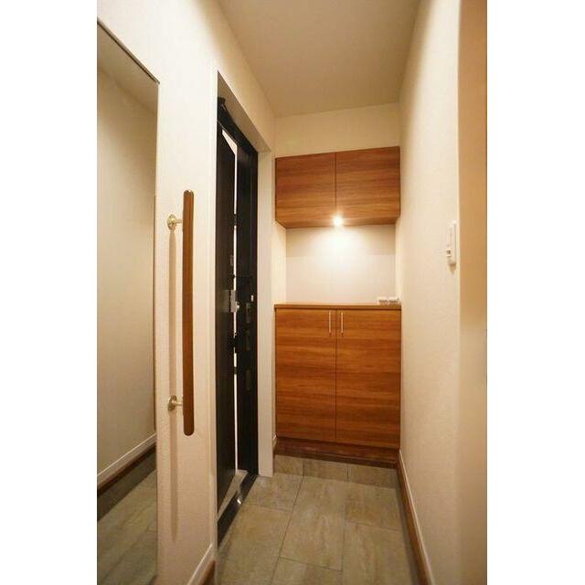 ■玄関■　上下セパレートタイプのシューズボックスがございます。中央は飾り棚としてもご利用いただけま…