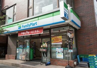 ファミリーマート　世田谷新町三丁目店