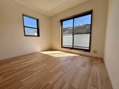 南側の2部屋からはバルコニーへも出入りでき、日当たり良好。