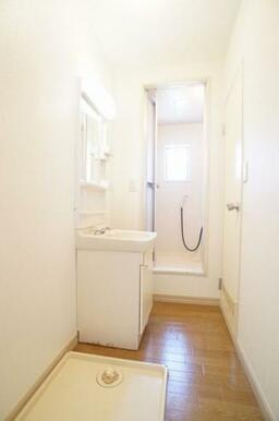 洗面所です。洗面台側の壁にはアクセントクロスが使われており、とても清潔感を感じれるお部屋です！
