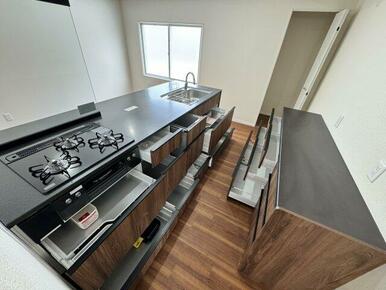 収納豊富な食洗器付きシステムキッチンです。