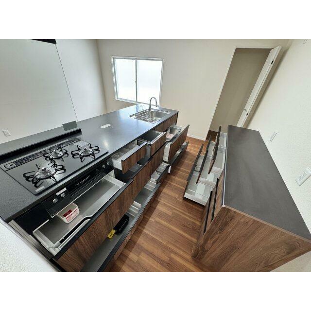 収納豊富な食洗器付きシステムキッチンです。