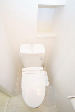 温水洗浄便座トイレ。新素材により、気になる便座もサッとひとふきでキレイになります。※施工事例です。実