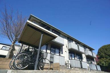 積水ハウス施工の耐震性に優れた軽量鉄骨造の賃貸住宅「シャーメゾン」広々としたバルコニー。