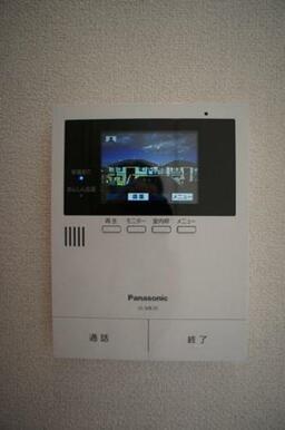 【モニター付インターホン】お部屋にいながら玄関の様子がわかるモニター付き。自動録画機能付きで、不在時