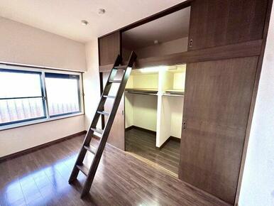 大容量の収納があるため、物が多くなりがちなお部屋をスッキリさせることができます