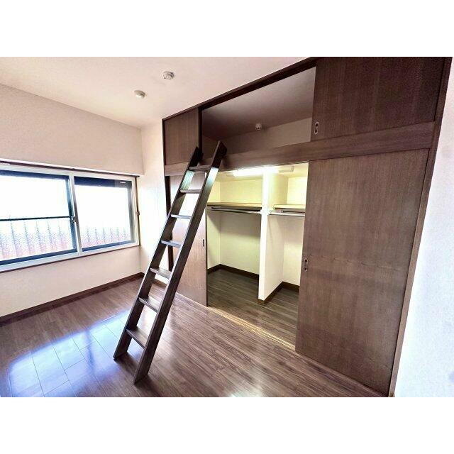 大容量の収納があるため、物が多くなりがちなお部屋をスッキリさせることができます