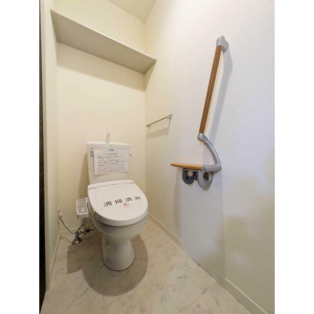 トイレには温水洗浄便座の設置がございます。