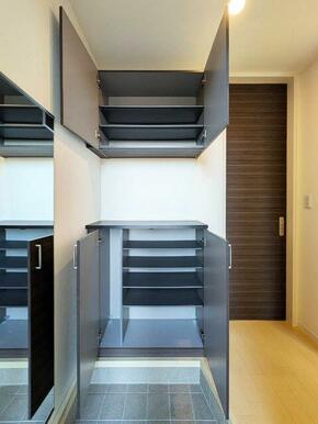 玄関には大容量の下駄箱の設置がございます。