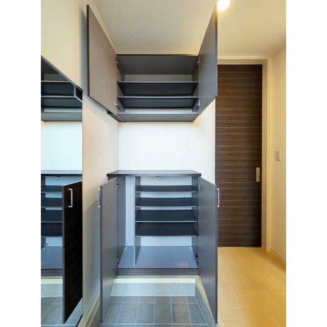 玄関には大容量の下駄箱の設置がございます。