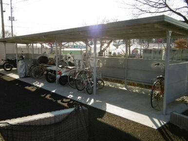 屋根付き駐輪場にはバイクも駐輪可能