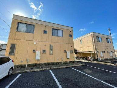 左がＥ棟になります。全戸角部屋です♪