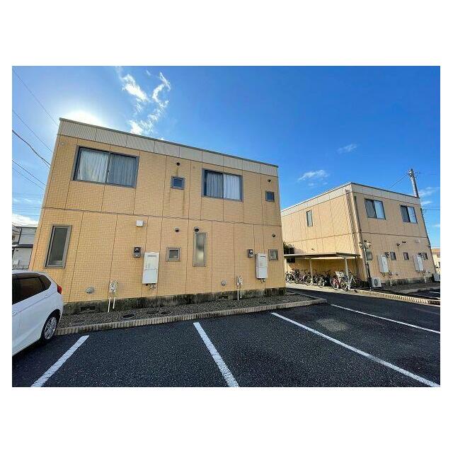 左がＥ棟になります。全戸角部屋です♪