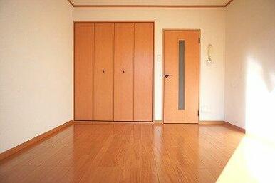 大型クローゼット付きでお部屋を広く使えます♪