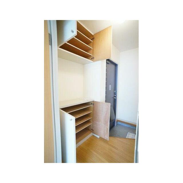 玄関にはシューズボックスがございます