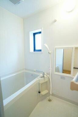浴室はミラー付きでございます