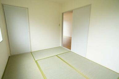 窓側から見た和室でございます