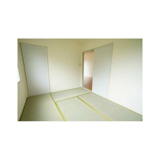 窓側から見た和室でございます