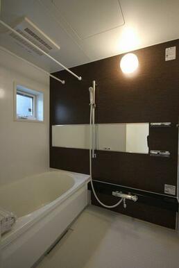 おしゃれなカラーパネル、シャワーバー、大きな鏡、温度調節が簡単なサーモ水栓、ミニカウンター、浴室暖…