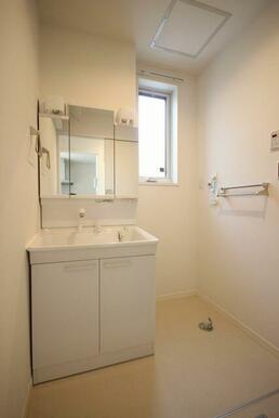 洗面所には忙しい朝の準備に便利なシャンプードレッサー（３面鏡）が付いてます。