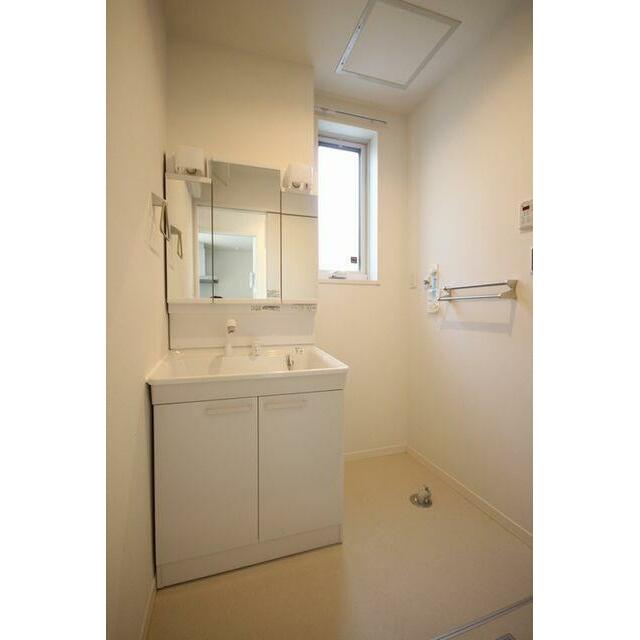 洗面所には忙しい朝の準備に便利なシャンプードレッサー（３面鏡）が付いてます。