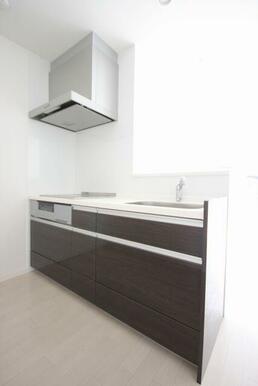 対面カウンターキッチンで解放感がありますね。キッチンはシステムキッチン（３口ＩＨ＆グリル）となって…