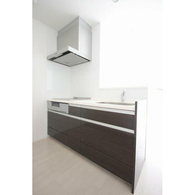 対面カウンターキッチンで解放感がありますね。キッチンはシステムキッチン（３口ＩＨ＆グリル）となって…