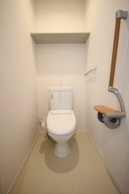 暖房洗浄便座付トイレです。上部に収納棚も設置されております。