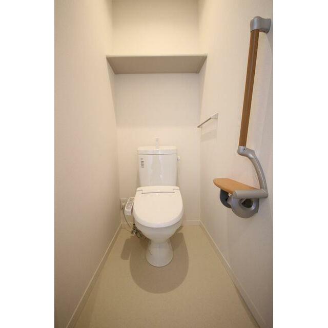 暖房洗浄便座付トイレです。上部に収納棚も設置されております。