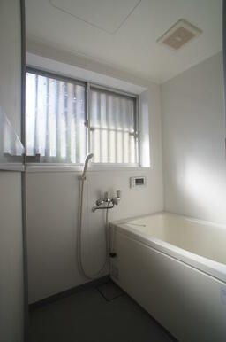 浴室には窓もあるので湿気対策の換気もばっちり！！