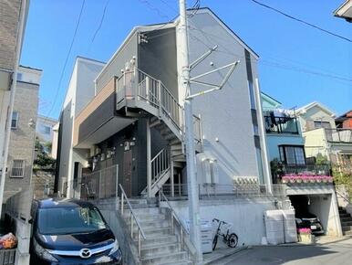 閑静な住宅街に位置する物件です