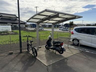 共用の屋根付き駐輪場がございます。