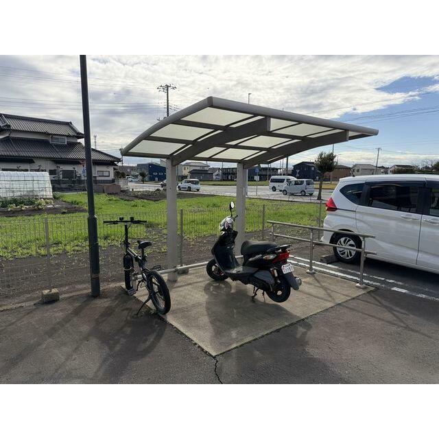 共用の屋根付き駐輪場がございます。