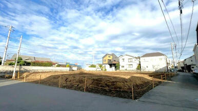 1号棟はリビング吹抜を採用し、2・3・4号棟は、玄関吹抜を採用！広く開放感のある空間を演出しております！