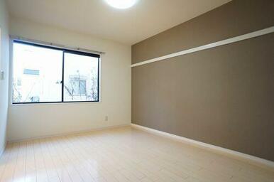 洋室（６．７帖）　アクセントクロスを採用、照明器具の設置がございます。