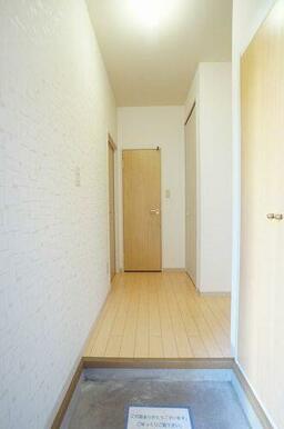 玄関　玄関先とホールに収納がございます。正面の扉はトイレです。