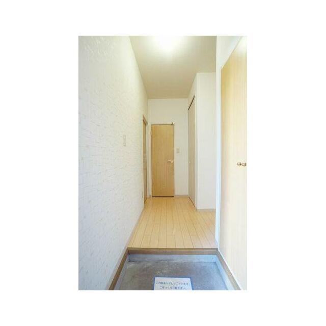 玄関　玄関先とホールに収納がございます。正面の扉はトイレです。